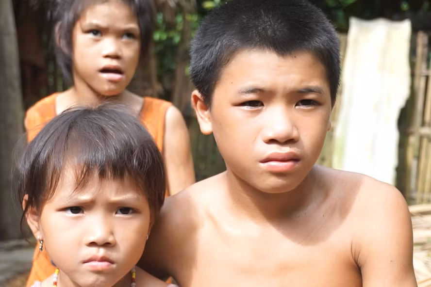 5 anh em cùng học lớp 1.