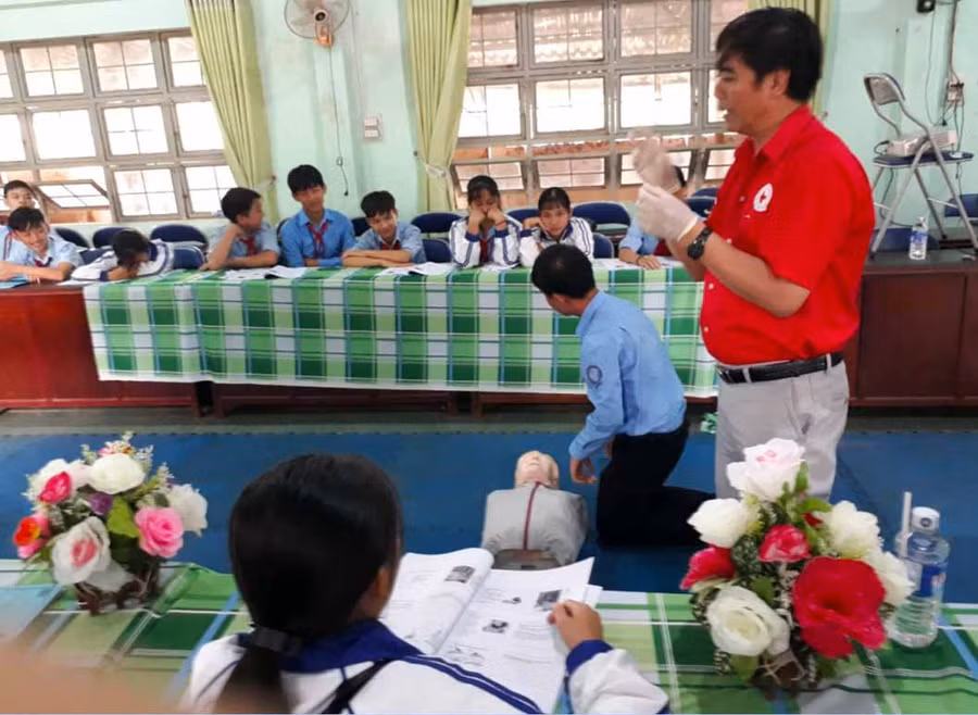 Hội Chữ thập đỏ tỉnh tổ chức tập huấn sơ-cấp cứu tại Trường THPT Nguyễn Bỉnh Khiêm (huyện Chư Sê). Ảnh: Trường Giang