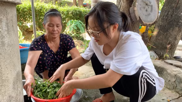 Thư và người dì đã già yếu nương tựa nhau nhiều năm qua - Ảnh: DOÃN HÒA