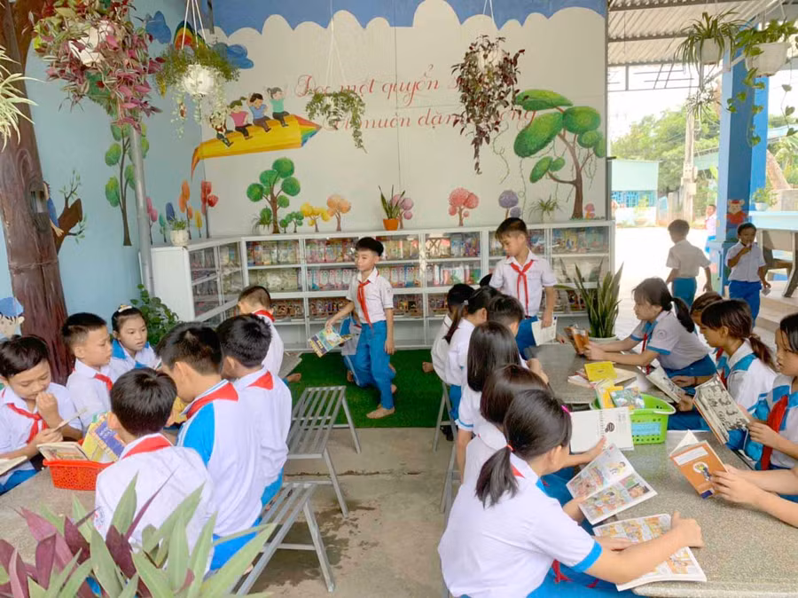 Các em học sinh say sưa đọc sách tại thư viện xanh của trường. Ảnh: Vũ Chi 