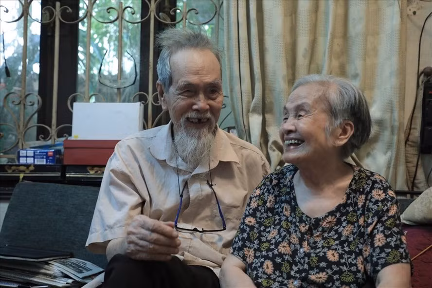  Ngôi nhà nhỏ của 2 cụ luôn đầy ắp tiếng cười. Ảnh: Hoài Anh