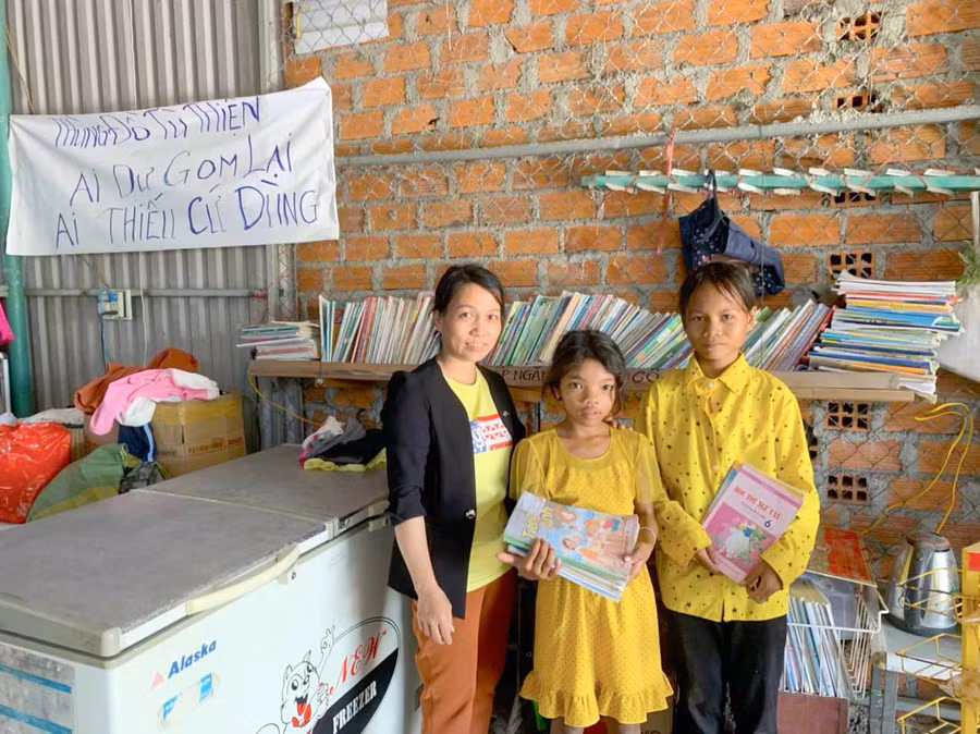  Niềm vui của các em nhỏ khi đến xin sách giáo khoa tại “Tủ đồ từ thiện”. Ảnh: Nguyên Hương