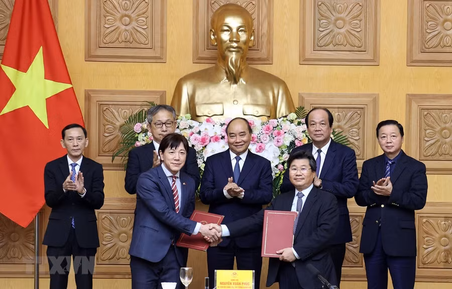 Thủ tướng Nguyễn Xuân Phúc chứng kiến lễ trao thoả thuận hợp tác giữa Cục Đầu tư nước ngoài (Bộ Kế hoạch và Đầu tư) và Tổ chức Xúc tiến Thương mại Nhật Bản. (Ảnh: Thống Nhất/TTXVN)