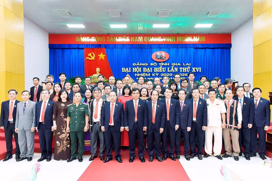 Ban Chấp hành Đảng bộ tỉnh khóa XVI ra mắt nhận nhiệm vụ tại Đại hội. Ảnh: Đức Thụy 