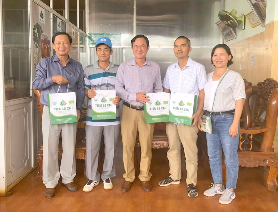 Ông Nguyễn Tấn Công (thứ 2 từ phải sang) tiếp đón khách tham quan, học hỏi kinh nghiệm sản xuất hồ tiêu hữu cơ. Ảnh: Sơn Ca 
