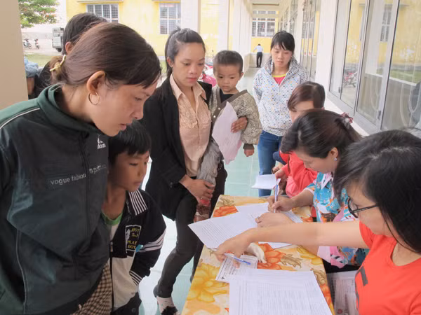 Phụ nữ xã Ia Púch (huyện Chư Prông) đăng ký tham gia buổi tuyên truyền về sàng lọc trước sinh và sơ sinh. Ảnh: Đinh Yến