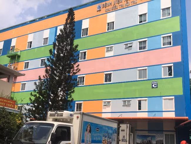 Bệnh viện Nhi đồng 1 đang điều trị 26 trẻ nghi ngộ độc thực phẩm tại chủa Kỳ Quang 2.