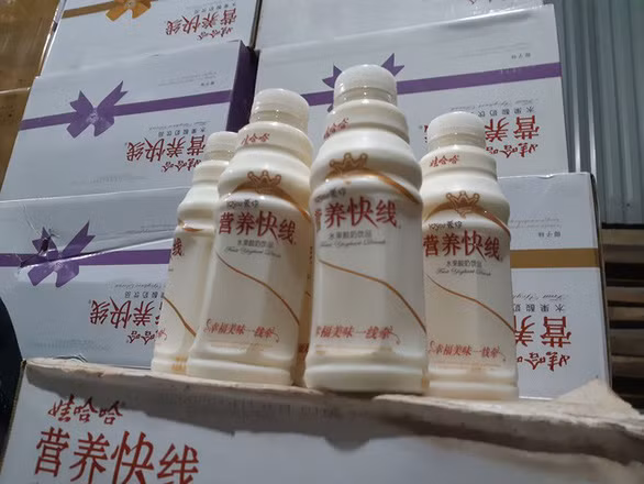Những chai sữa chua do Trung Quốc sản xuất chuẩn bị được đưa ra thị trường để trà trộn thì bị phát hiện, bắt giữ - Ảnh: HẠ LINH
