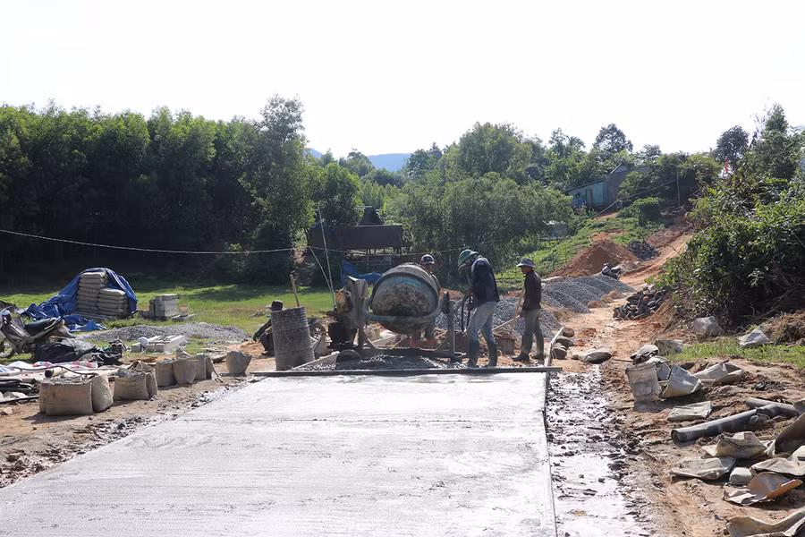 Đường đi ra khu sản xuất của làng Pốt (xã Song An, thị xã An Khê) được đầu tư đổ bê tông. Ảnh: N.M