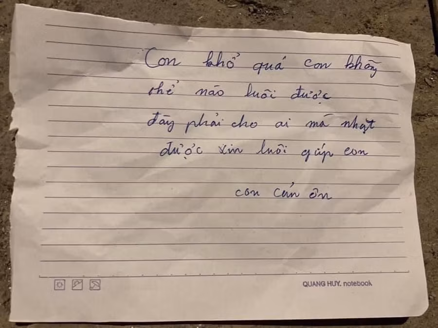 Mảnh giấy nghi do người mẹ để lại. Ảnh: N.T Mảnh giấy nghi do người mẹ để lại. Ảnh: N.T