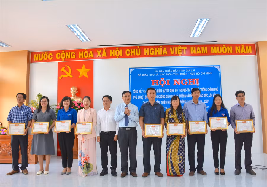 Khen thưởng cho các cá nhân đạt thành tích xuất sắc. Ảnh: Mộc Trà