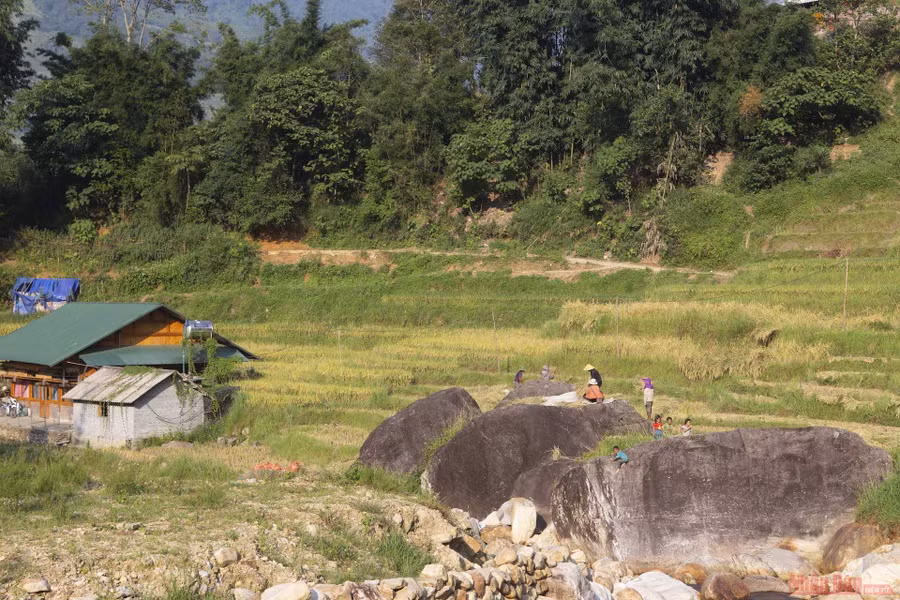Thung lũng bản Lao Chải trong làn khói nhìn từ trên đường tỉnh lộ 152. 