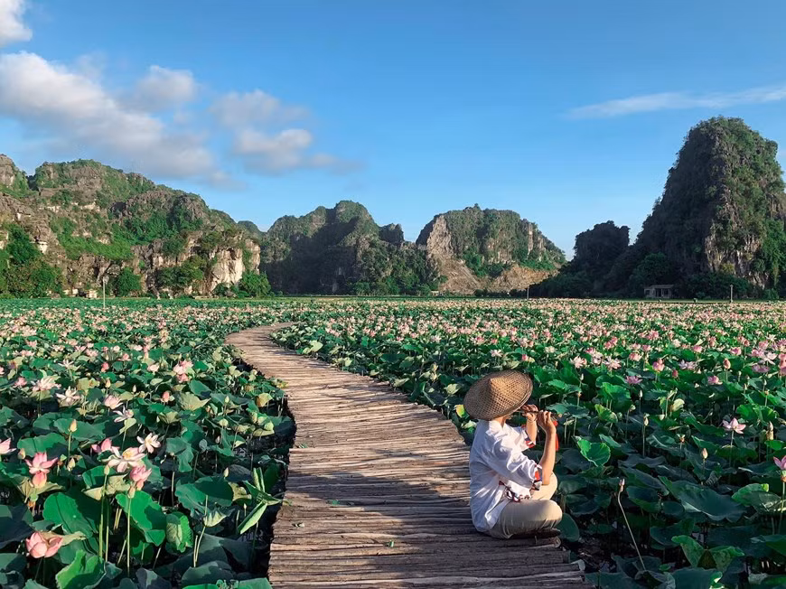 Đây không chỉ là nơi cho các cô gái thướt tha váy áo cũng là điểm đến được nhiều nam thanh niên ưa thích. (Ảnh: CTV/Vietnam+)