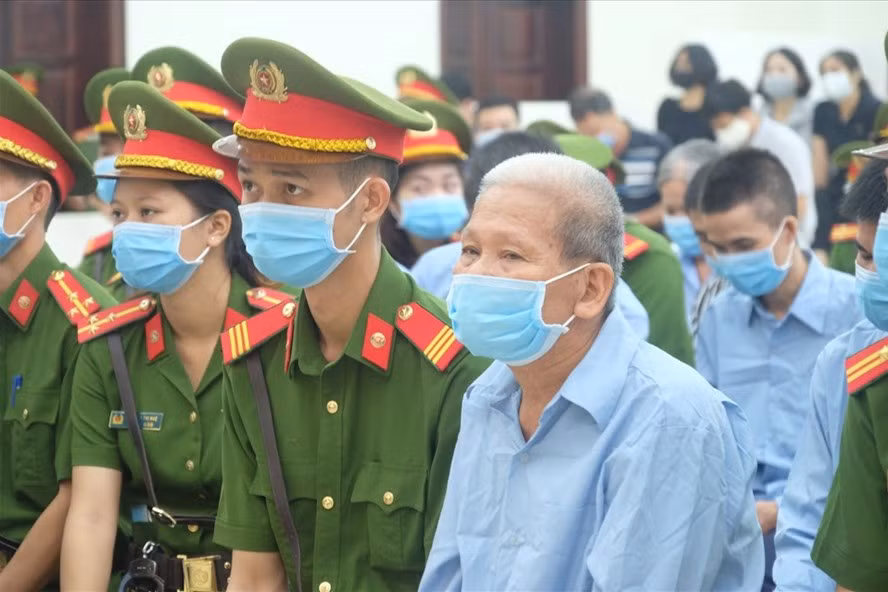 Bị cáo nhiều tuổi nhất trong vụ án Giết người ở Đồng Tâm thừa nhận sai. Ảnh: Việt Hùng