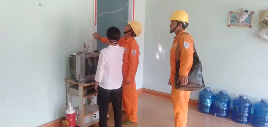Nhân viên ngành điện Gia Lai hướng dẫn khách hàng sử dụng điện an toàn, tiết kiệm