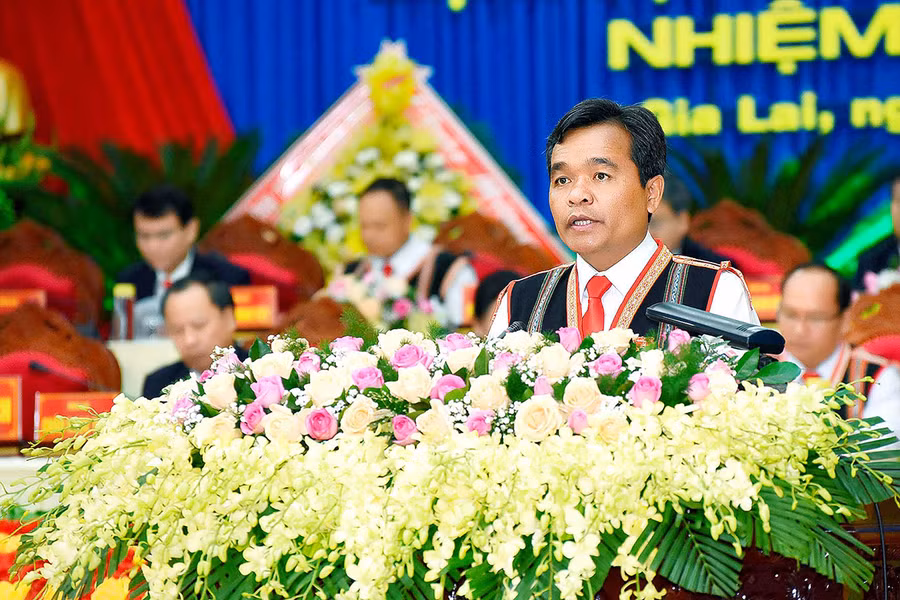  Đồng chí Hồ Văn Niên-Ủy viên dự khuyết Ban Chấp hành Trung ương Đảng, Bí thư Tỉnh ủy, Trưởng đoàn Đại biểu Quốc hội tỉnh phát biểu khai mạc Đại hội, chỉ ra những nhiệm vụ quan trọng mà Đại hội cần nghiêm túc thực hiện. Ảnh: Đức Thụy