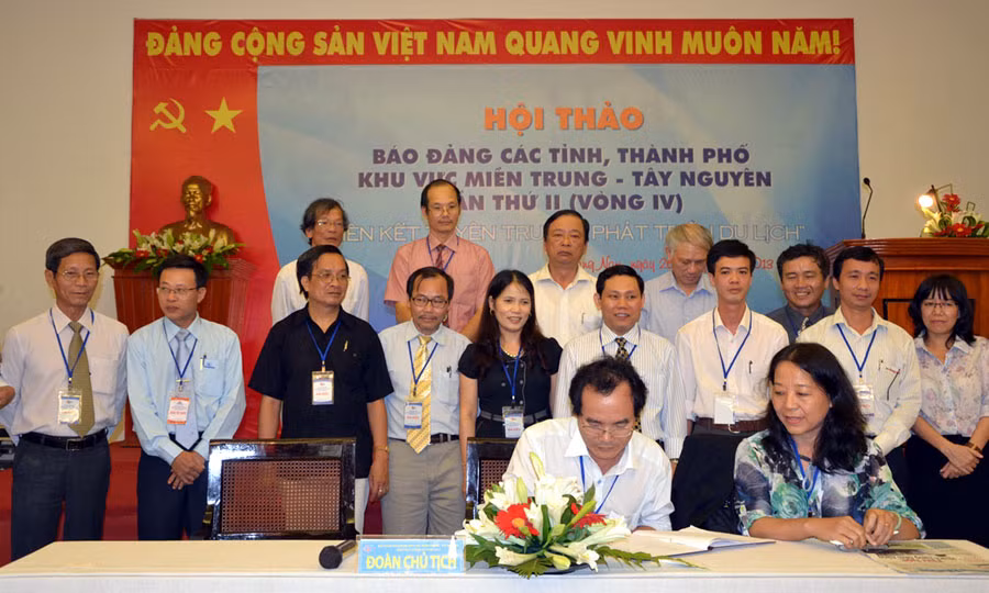 Ký kết bản ghi nhớ hợp tác, tuyên truyền phát triển du lịch. Ảnh: Tiến Dũng