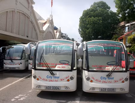 Xe điện đang được sử dụng để vận chuyển khách tham quan du lịch ở phố cổ và hồ Gươm - Hà Nội.