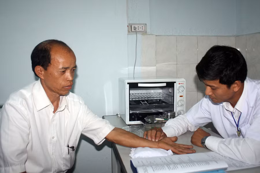 Sau lễ khai trương, Phòng Chẩn trị Đông y đã tổ chức khám-chữa bệnh cho những bệnh nhân đầu tiên. Ảnh: Thu Huế