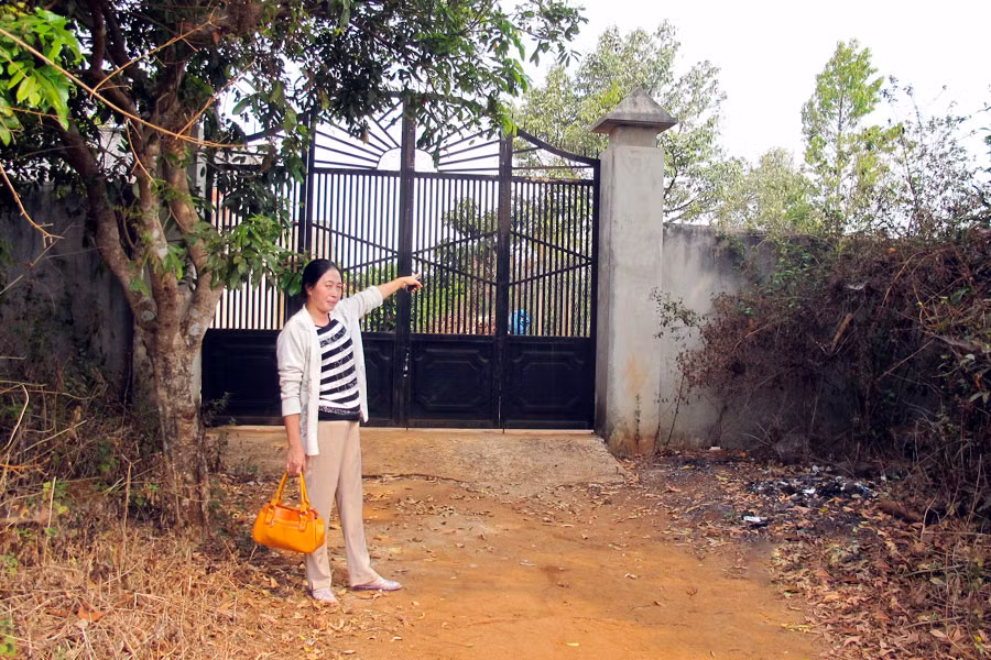 Bà Chiến trước lô đất của mình. Ảnh: C.L Bà Chiến trước lô đất của mình. Ảnh: C.L