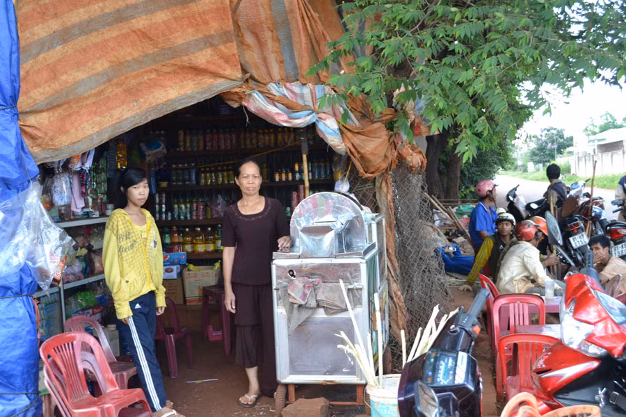 Má con bà Hiền ăn ở, bán hàng tại túp lều trên hành lang quốc lộ 19. Ảnh: H.C