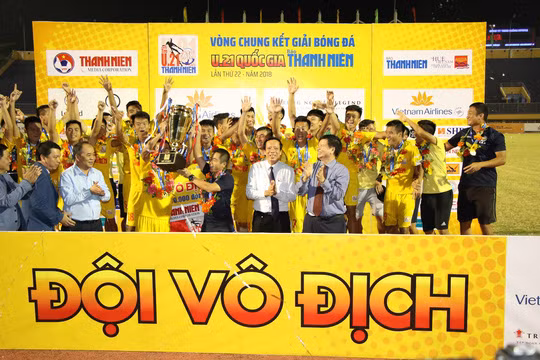 Thầy trò HLV Phạm Minh Đức nâng cao cúp vô địch
