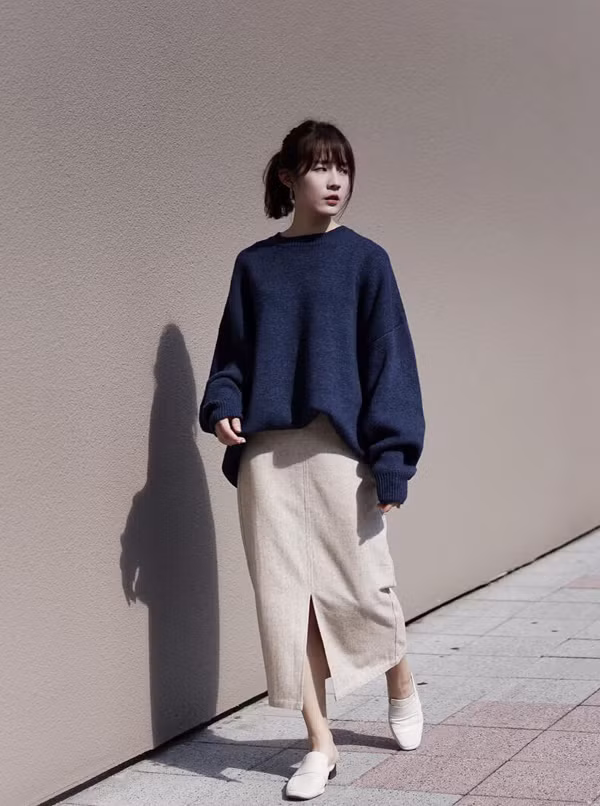 Ngoài phong cách menswear, áo len còn có thể tôn nét nữ tính, dịu dàng cho phái đẹp khi được kết hợp cùng các kiểu chân váy.