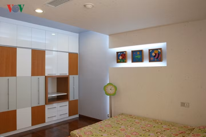  Góc chết do cột kết cấu lồi ra ngoài mặt tường, được kiến trúc sư xử lý bằng một bức tường trang trí kết hợp chiếu sáng cho hiệu quả cao.
