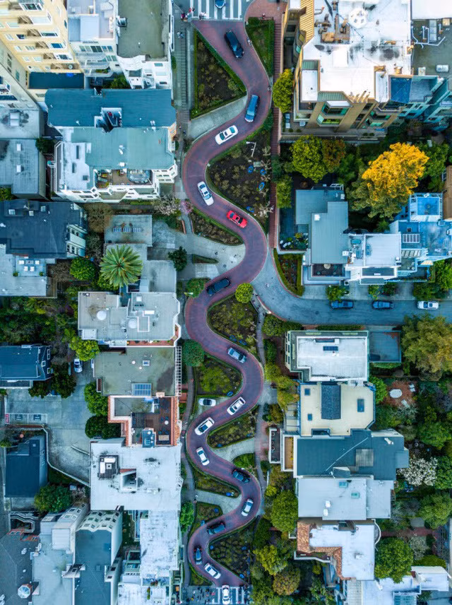  Con đường uốn lượn ở thành phố San Francisco, bang California, Mỹ.