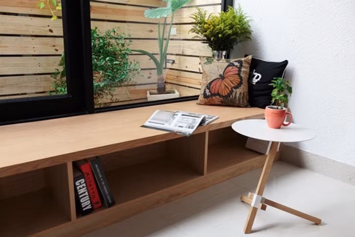 Đặt một chiếc bàn nhỏ và ghế dài cạnh cửa sổ để chủ nhân có thể có những giây phút thư giãn ngắm khu vườn bên ngoài.