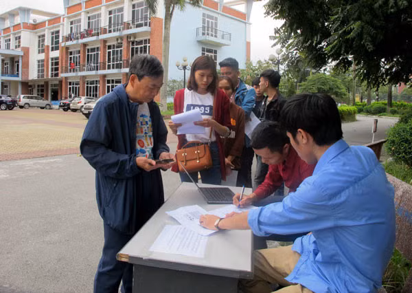 Người hâm mộ nhận vé mua trực tuyến tại trụ sở VFF.