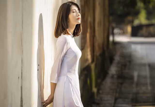 Khi được hỏi về vấn đề “yêu bạo sống thoáng” của giới trẻ hiện nay, Thùy Linh không ngần ngại bộc bạch quan điểm: “Mọi thứ nên dừng lại ở mức vừa đủ, vì cái gì quá cũng không tốt. Giới trẻ hiện nay yêu vội sống thoáng nên để lại những hệ quả đáng tiếc