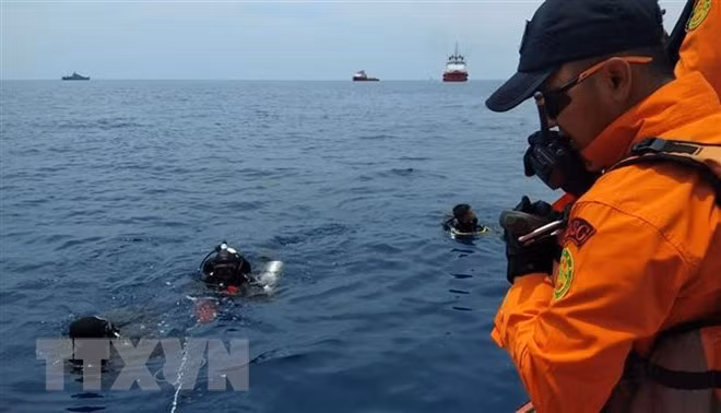 Nhân viên Cơ quan tìm kiếm cứu hộ quốc gia Indonesia tìm kiếm xác máy bay Lion Air JT 610 ở vùng biển ngoài khơi tỉnh Tây Java (Indonesia) ngày 29/10/2018. (Ảnh: AFP/ TTXVN)