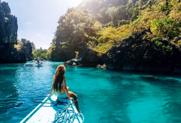 Philippines. Đất nước này nóng quanh năm, đặc biệt là vào tháng 3 và tháng 4, khí hậu cực kỳ oi bức. Nên chọn du lịch Philippines vào tháng 1 và tháng 2 vì thời tiết lúc này sẽ dễ chịu nhất. Philippines. Đất nước này nóng quanh năm, đặc biệt là vào tháng 3 và tháng 4, khí hậu cực kỳ oi bức. Nên chọn du lịch Philippines vào tháng 1 và tháng 2 vì thời tiết lúc này sẽ dễ chịu nhất.