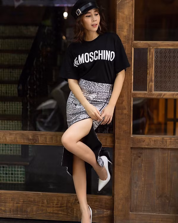 Sau thời gian vắng bóng trên đường đua phong cách street style, Lưu Hương Giang đã nhanh chóng bắt nhịp xu hướng khi chưng diện chiếc áo phông in logo và chân váy hoạ tiết da beo.