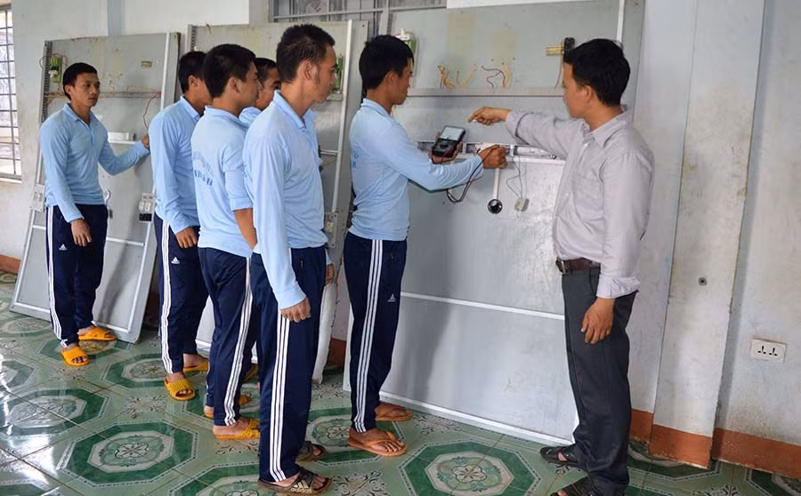 Giờ thực hành nghề điện dân dụng của các học viên tại Cơ sở Tư vấn và Cai nghiện ma túy tỉnh. Ảnh: đinh yến