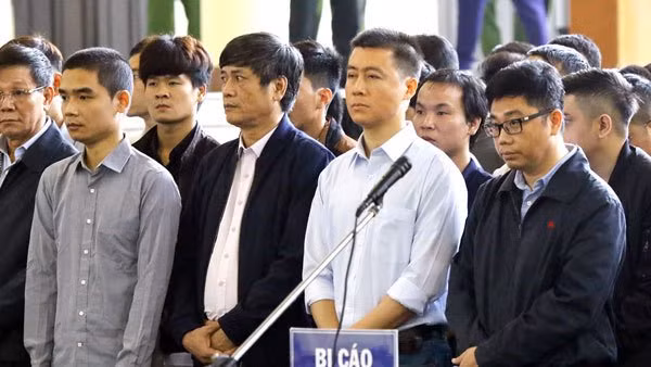 Các bị cáo trong phiên tòa xét xử vụ Phan Văn Vĩnh (ảnh nguồn VIE)