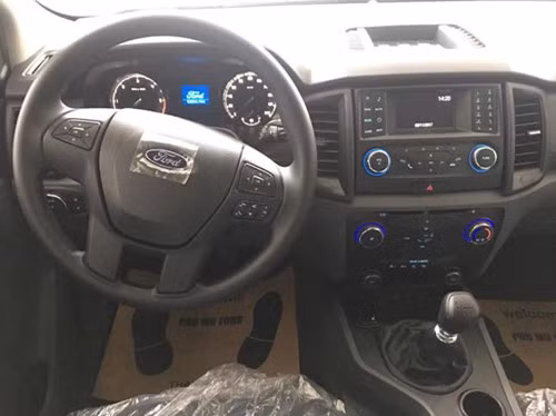 Nội thất Ford Everest Ambiente trang bị ít tiện nghi để giảm giá thành Nội thất Ford Everest Ambiente trang bị ít tiện nghi để giảm giá thành