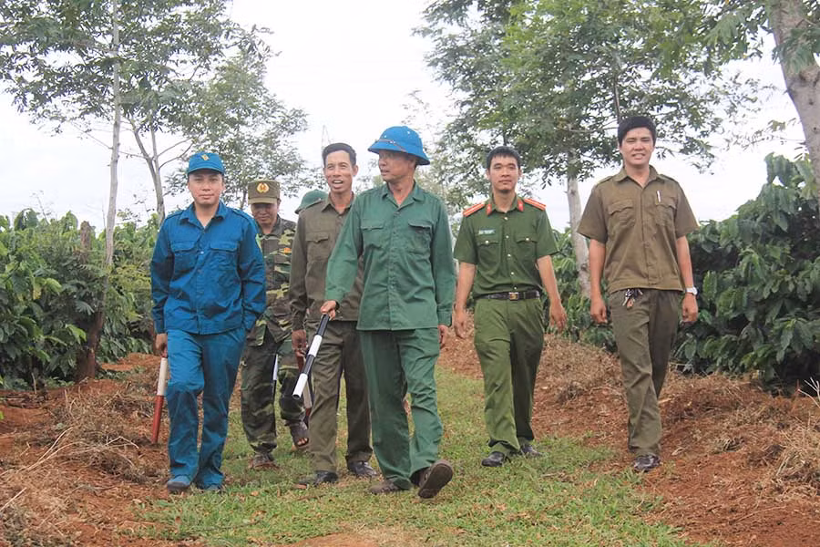  Tổ tự quản ANTT xã Ia Sao (huyện Ia Grai) tổ chức đợt cao điểm tuần tra bảo vệ trong mùa thu hoạch cà phê. Ảnh: C.H