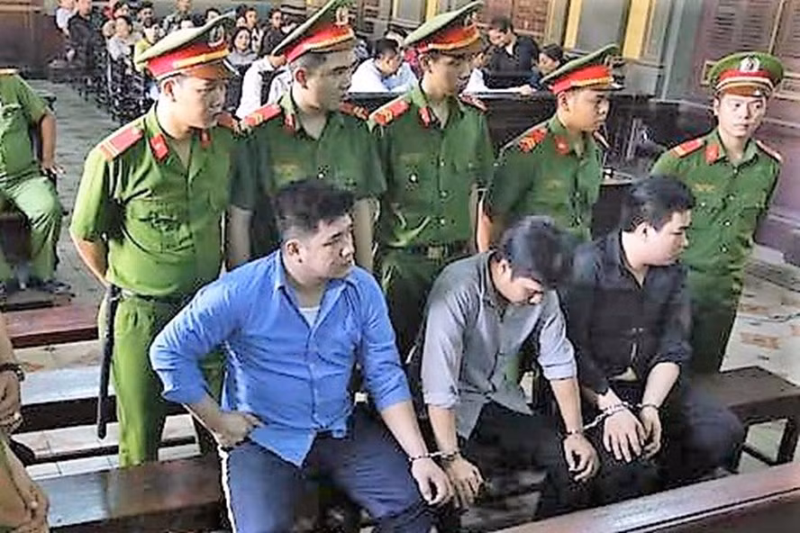 Tài "mụn" - kẻ đâm chết 2 hiệp sĩ đường phố và 2 bị cáo khác hầu tòa sáng nay. Tài