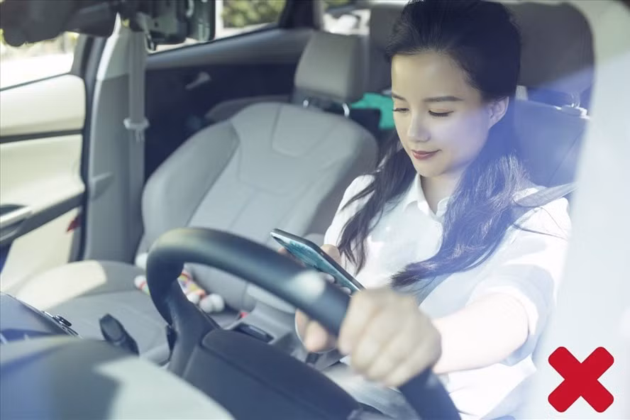  Vừa lái xe vừa nhắn tin, nguy cơ tai nạn rất cao.
