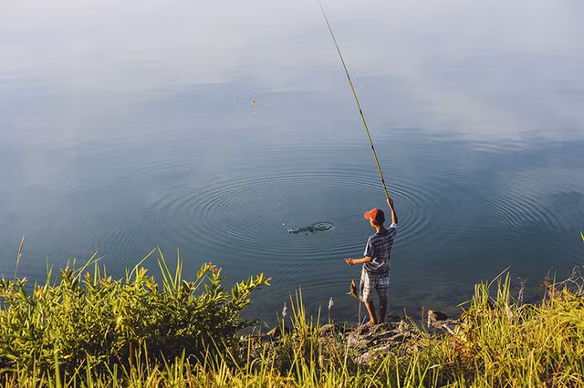  Câu cá cũng là một thú vui khi tham quan hồ Phú Ninh