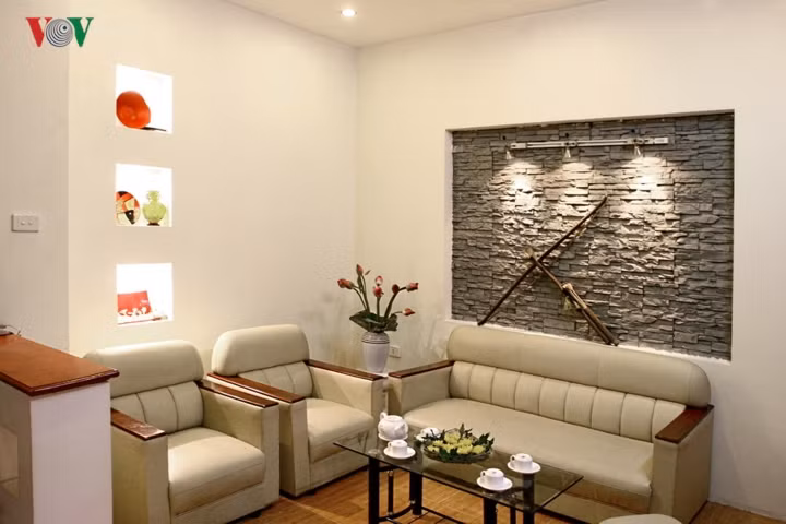 Góc chết tạo ra do kê sắp đồ nội thất. Giải pháp đơn giản là đặt đồ vật trang trí, ví dụ như một bình hoa.