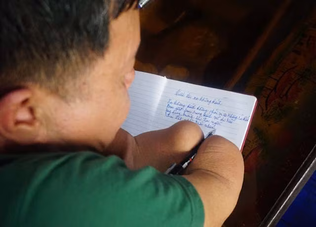 "Tôi còn đôi mắt, còn đôi chân, còn một phần của đôi tay, lẽ nào lại đầu hàng số phận?", cựu chiến binh Nguyễn Văn Linh nói.