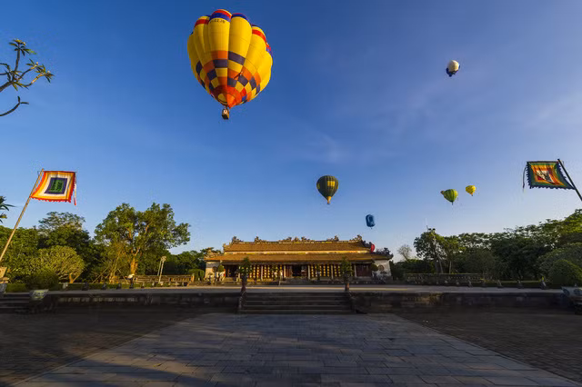  Khinh khí cầu tung bay qua Điện Thái Hòa
