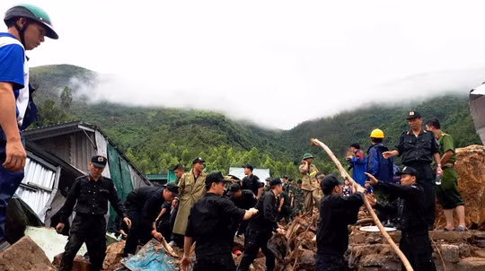  Công an và quân đội được huy động để giúp dân