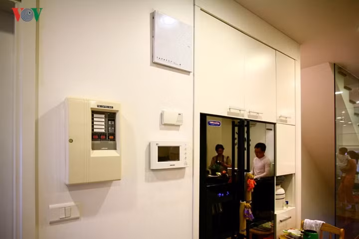 Phần thừa ở bên cạnh và phía trên tủ lạnh biến thành tủ đồ hữu dụng cho khu bếp theo cách “đo ni đóng giày”