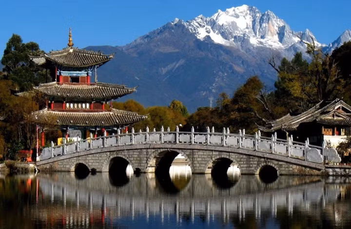 Trung Quốc. Mùa đông rất lạnh, còn mùa hè lại nóng và khô. Từ tháng 12 - tháng 2, Bắc Kinh rất lạnh. Du lịch Bắc Kinh tốt nhất là đi vào mùa xuân và mùa thu. Du lịch Thượng Hải nên tránh đi vào mùa mưa (tháng 7 - tháng 8). Trung Quốc. Mùa đông rất lạnh, còn mùa hè lại nóng và khô. Từ tháng 12 - tháng 2, Bắc Kinh rất lạnh. Du lịch Bắc Kinh tốt nhất là đi vào mùa xuân và mùa thu. Du lịch Thượng Hải nên tránh đi vào mùa mưa (tháng 7 - tháng 8).