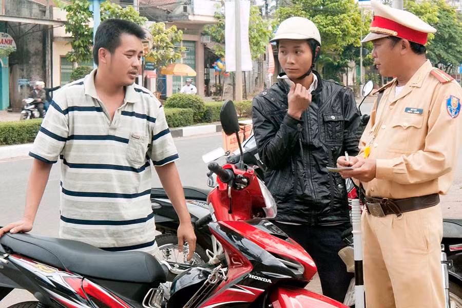  Lực lượng Cảnh sát Giao thông tăng cường xử lý các hành vi vi phạm là nguyên nhân dẫn đến tai nạn giao thông. Ảnh: Đức Thụy
