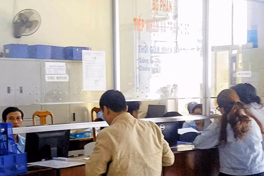 Hướng dẫn người dân các thủ tục tại BHXH TP.Pleiku. Ảnh: N.N